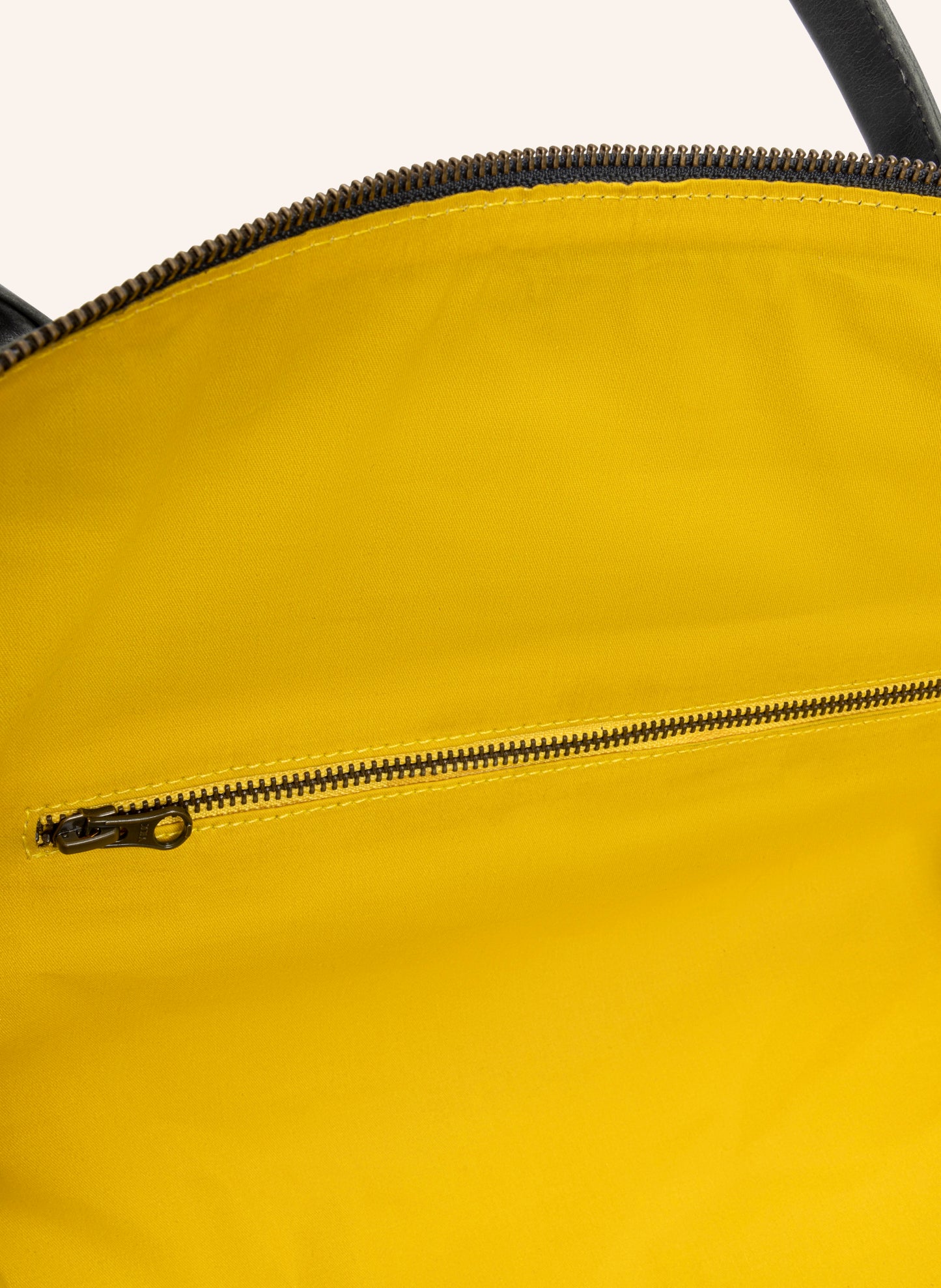 Leather Weekender Willow Anthracite | Yellow